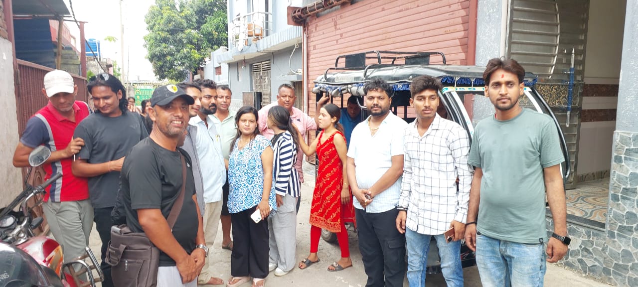 अररिया फोटो:नौ दिनों से लापता नेपाली युवक को ले जाते परिजन अररिया फोटो:नौ दिनों से लापता नेपाली युवक को ले जाते परिजन