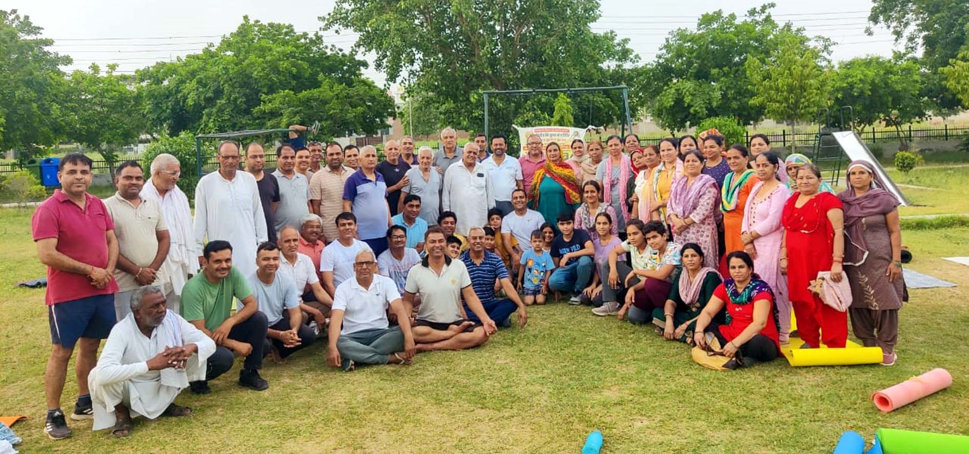 योग शिविर में उपस्थित सेक्टरवासी। योग शिविर में उपस्थित सेक्टरवासी।