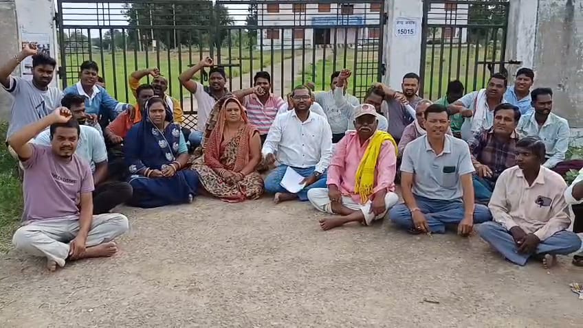 स्कूल के सामने प्रदर्शन करते हुए ग्रामीण। स्कूल के सामने प्रदर्शन करते हुए ग्रामीण।