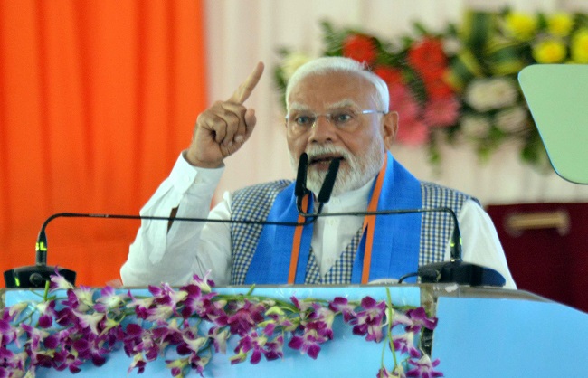 पीएम मोदी जनसभा को सम्बोधित करते हुए पीएम मोदी जनसभा को सम्बोधित करते हुए