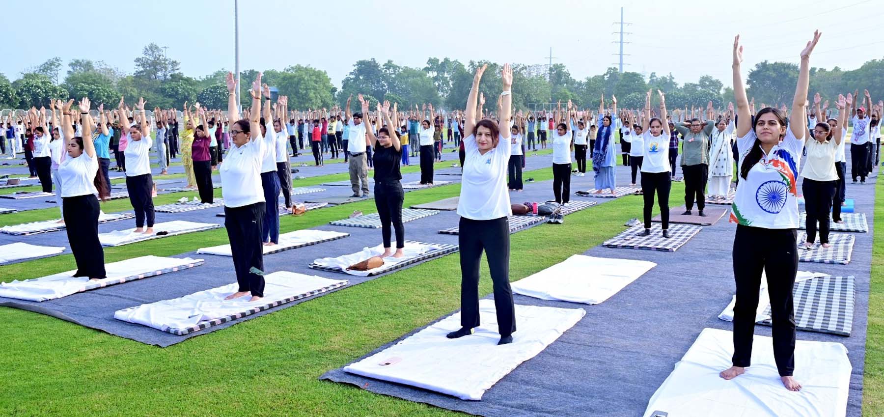 गुरुग्राम में अंतरराष्ट्रीय योग दिवस की पूर्व संध्या पर फुल ड्रेस रिहर्सल करते योग साधक। गुरुग्राम में अंतरराष्ट्रीय योग दिवस की पूर्व संध्या पर फुल ड्रेस रिहर्सल करते योग साधक।