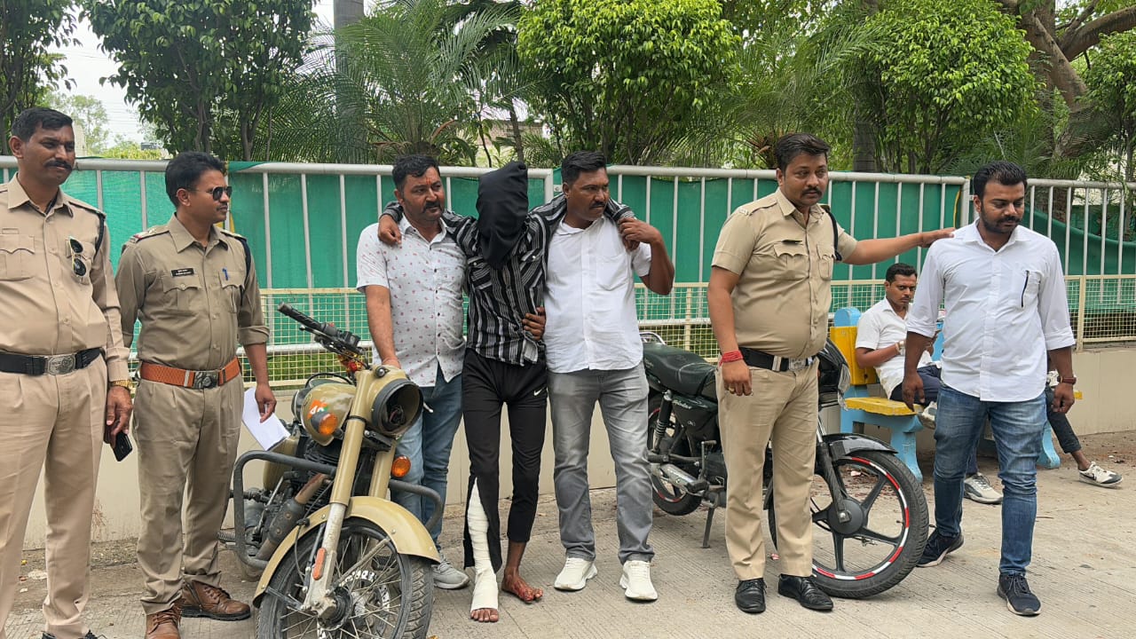 युवक से बुलेट ओर मोबाइल फोन लूटनेवाले तीन आरापी गिरफ्तार युवक से बुलेट ओर मोबाइल फोन लूटनेवाले तीन आरापी गिरफ्तार