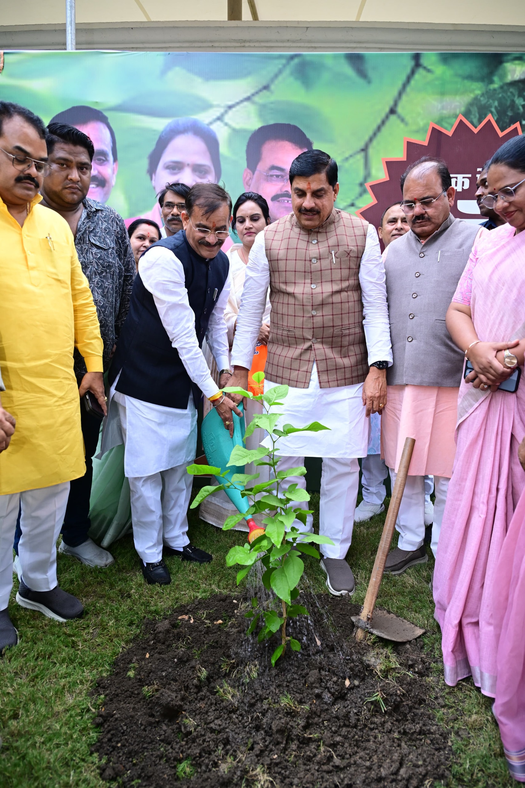 मुख्यमंत्री डॉ. मोहन यादव और बीजेपी प्रदेश अध्यक्ष वीडी शर्मा ने ‘‘एक पेड़ मां के नाम‘‘ अभियान के तहत पौधा रोपा मुख्यमंत्री डॉ. मोहन यादव और बीजेपी प्रदेश अध्यक्ष वीडी शर्मा ने ‘‘एक पेड़ मां के नाम‘‘ अभियान के तहत पौधा रोपा