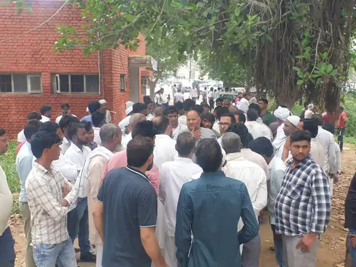 पोस्टमॉर्टम के दौरान जिला नागरिक अस्पताल में लगी लोगों की भीड़। पोस्टमॉर्टम के दौरान जिला नागरिक अस्पताल में लगी लोगों की भीड़।