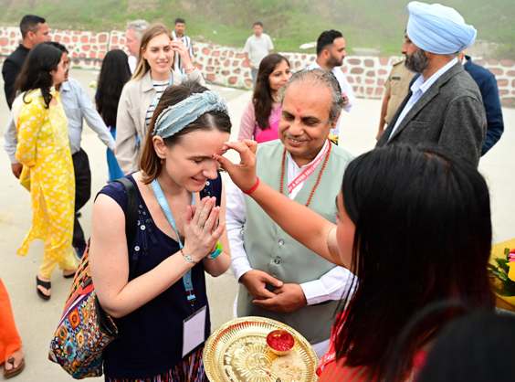 अतिथिथाें का तिलक लगाकर स्वागत करते आयाेजक मंडल के सदस्य। अतिथिथाें का तिलक लगाकर स्वागत करते आयाेजक मंडल के सदस्य।
