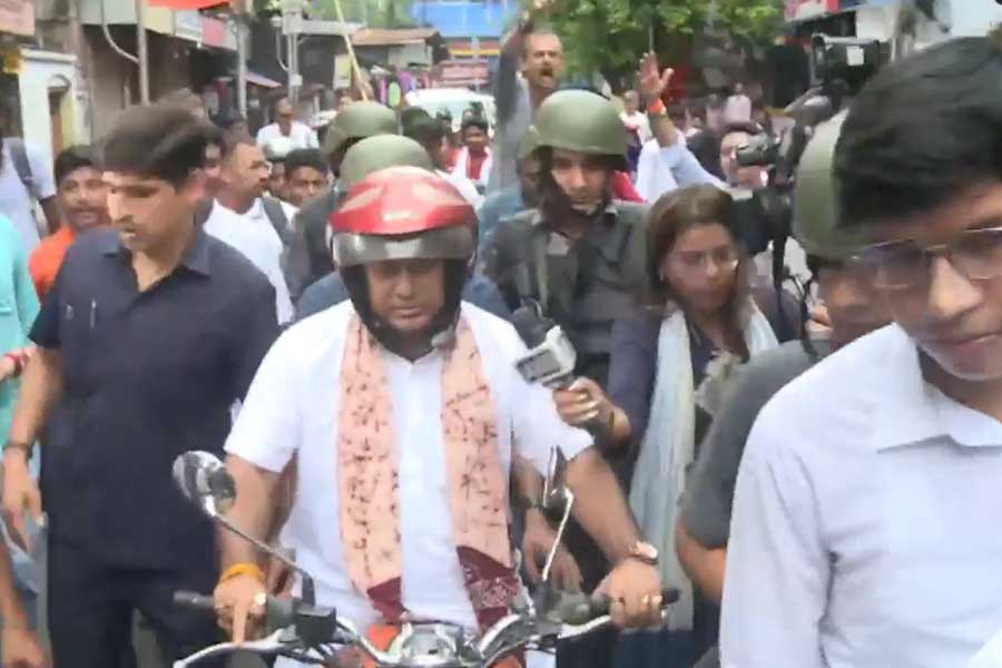 सुकांत मजूमदार और पुलिस में झड़प सुकांत मजूमदार और पुलिस में झड़प