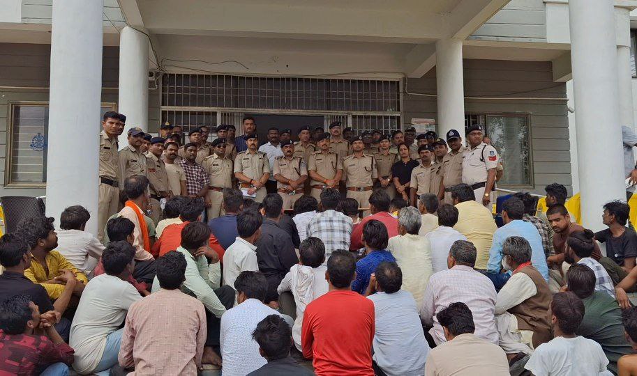दमोह-150 से अधिक गिरफतार बसों में भरकर आरोपी न्यायालय ले गयी पुलिस दमोह-150 से अधिक गिरफतार बसों में भरकर आरोपी न्यायालय ले गयी पुलिस