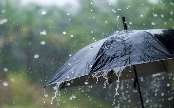 बदला मौसम का मिजाज, रुक-रुक कर हो रही बारिश से मौसम हुआ सुहाना बदला मौसम का मिजाज, रुक-रुक कर हो रही बारिश से मौसम हुआ सुहाना