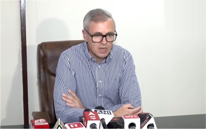 उमर अब्दुल्ला ने भर्ती में आरक्षण का मुद्दा न उठाने के लिए पीडीपी प्रमुख महबूबा मुफ्ती की आलोचना की उमर अब्दुल्ला ने भर्ती में आरक्षण का मुद्दा न उठाने के लिए पीडीपी प्रमुख महबूबा मुफ्ती की आलोचना की