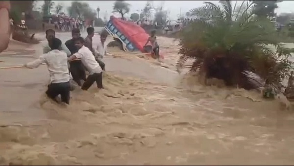 शिवपुरी में पहली ही बारिश में उफने नाले, नाले में फंसी ट्रैक्टर ट्रॉली, रस्सी के सहारे बचाई गई चार युवकों की जान शिवपुरी में पहली ही बारिश में उफने नाले, नाले में फंसी ट्रैक्टर ट्रॉली, रस्सी के सहारे बचाई गई चार युवकों की जान