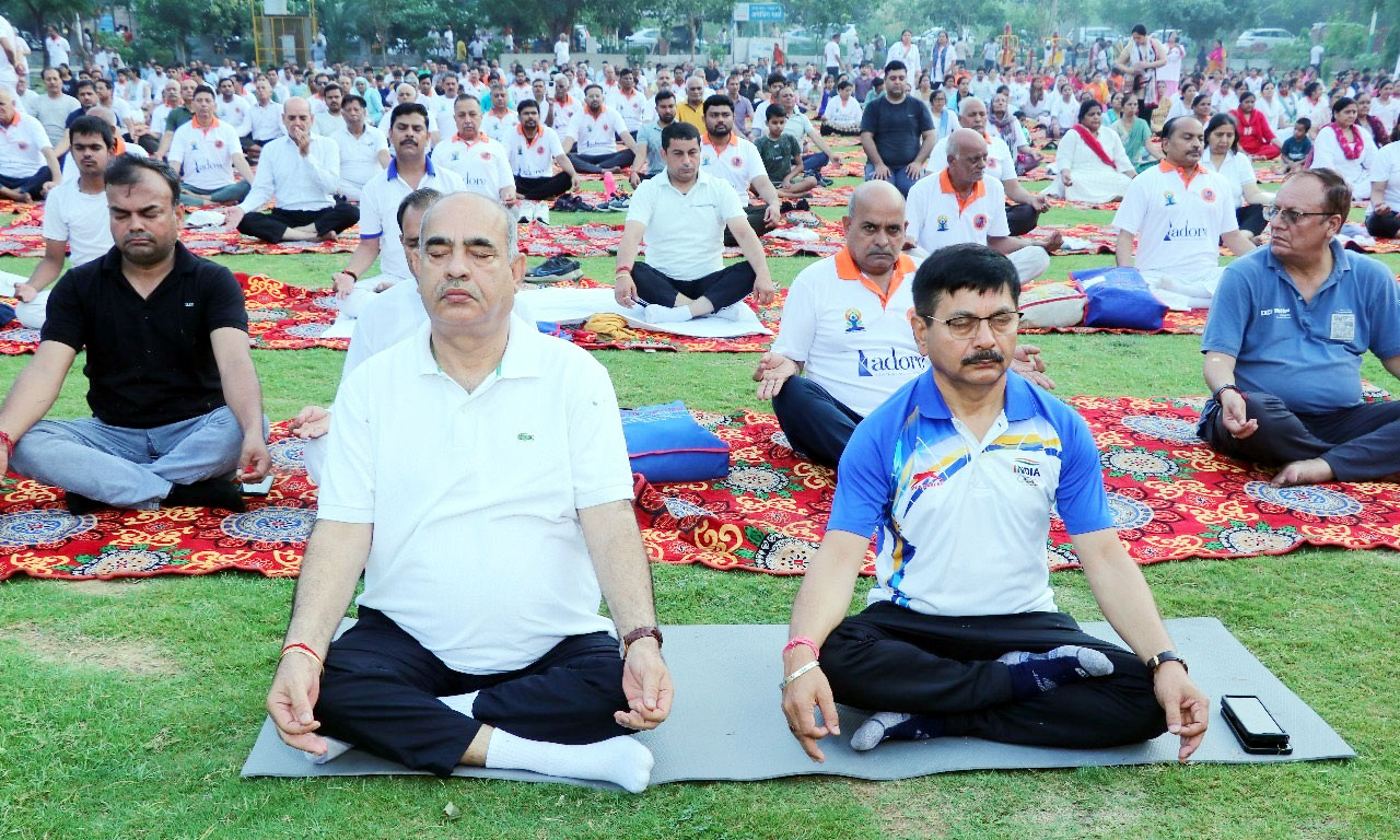योग शिविर में भाग लेते विधायक मूलचंद शर्मा व अन्य योग शिविर में भाग लेते विधायक मूलचंद शर्मा व अन्य