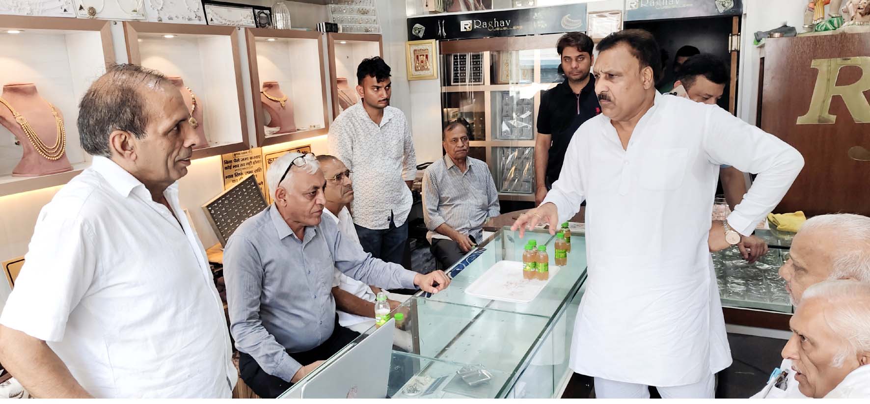 हरियाणा प्रदेश व्यापार मंडल के प्रांतीय अध्यक्ष बजरंग गर्ग पीड़ित व्यापारी से मिलते हुए। हरियाणा प्रदेश व्यापार मंडल के प्रांतीय अध्यक्ष बजरंग गर्ग पीड़ित व्यापारी से मिलते हुए।