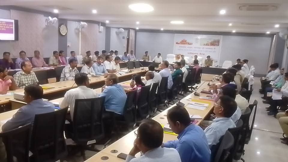 बैठक करते प्रमंडलीय आयुक्त बैठक करते प्रमंडलीय आयुक्त