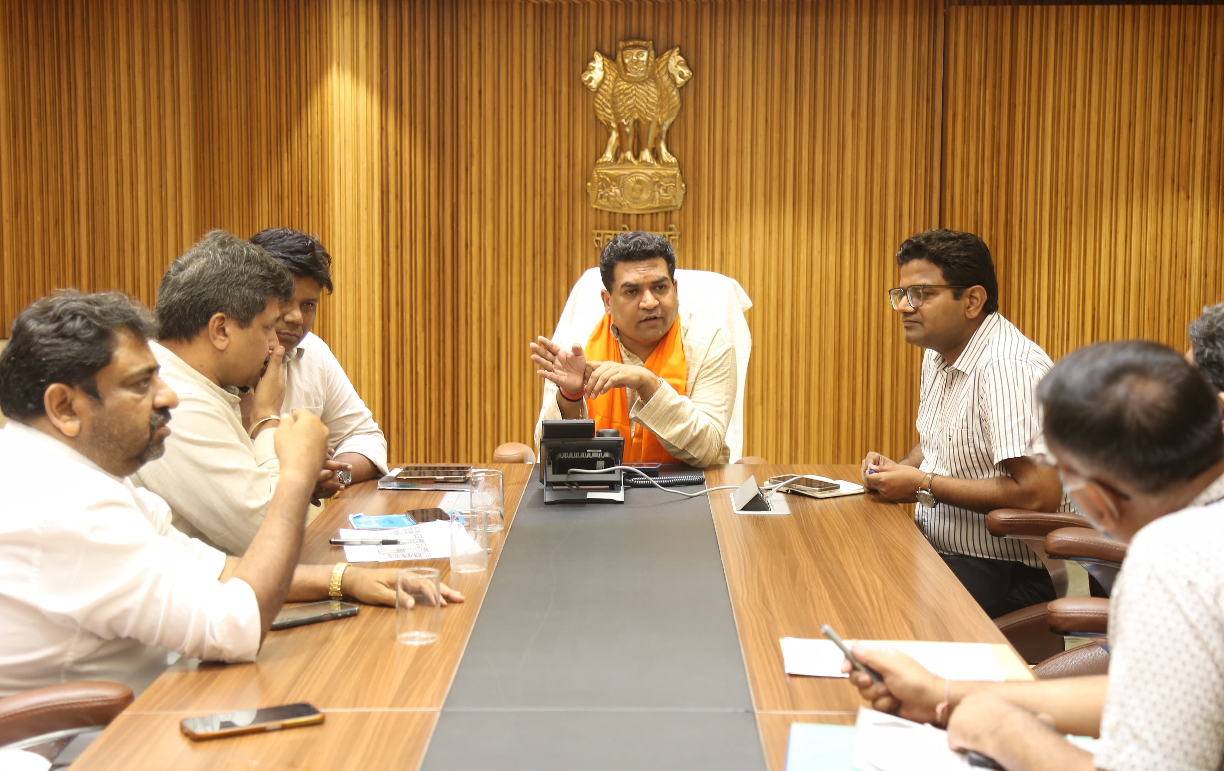 दिल्ली सरकार के कला, संस्कृति, भाषा एवं पर्यटन मंत्री कपिल मिश्रा गुरुवार को अपने कार्यालय में अधिकरियों के साथ बैठक करते हुए दिल्ली सरकार के कला, संस्कृति, भाषा एवं पर्यटन मंत्री कपिल मिश्रा गुरुवार को अपने कार्यालय में अधिकरियों के साथ बैठक करते हुए
