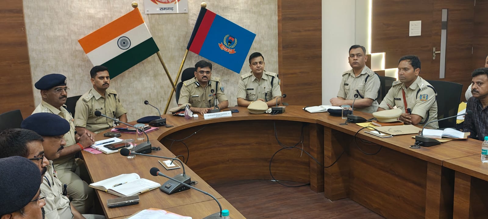 बैठक करते आईजी बैठक करते आईजी