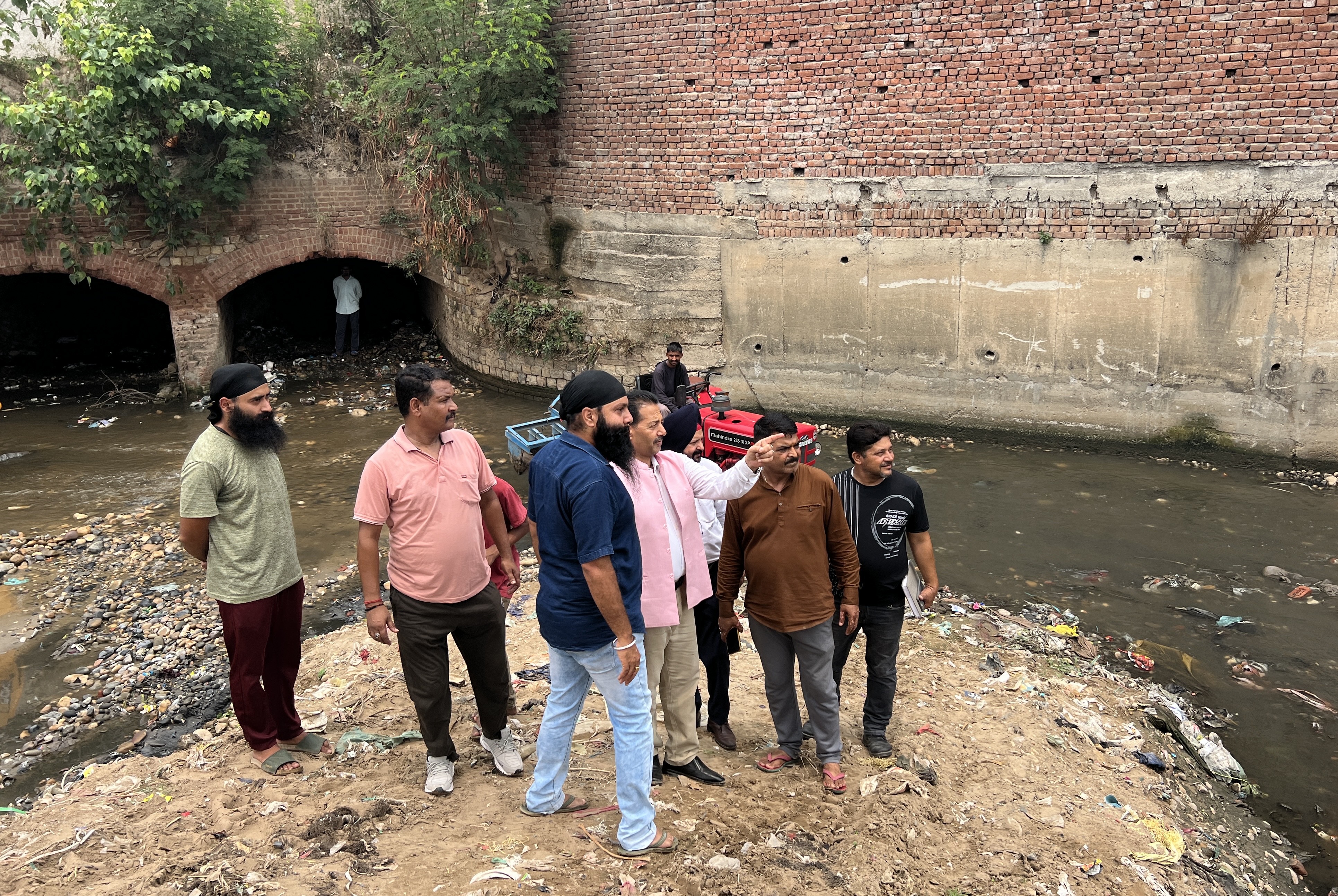 जलभराव से न हो परेशानी, नालों की सफाई का जायजा लेने फील्ड में उतरे बलदेव सिंह बलोरिया जलभराव से न हो परेशानी, नालों की सफाई का जायजा लेने फील्ड में उतरे बलदेव सिंह बलोरिया