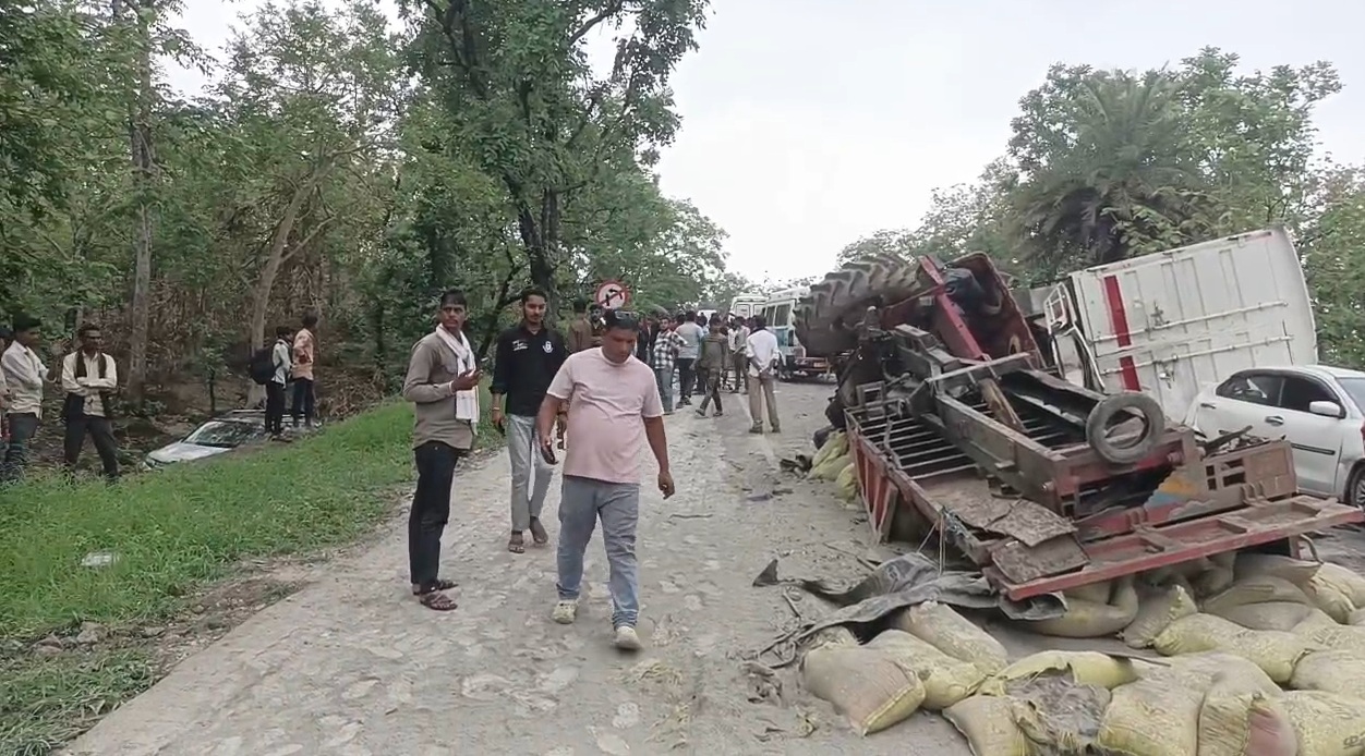 बांसी-धरियावद मार्ग पर भीषण सड़क हादसा, तीन की मौत बांसी-धरियावद मार्ग पर भीषण सड़क हादसा, तीन की मौत