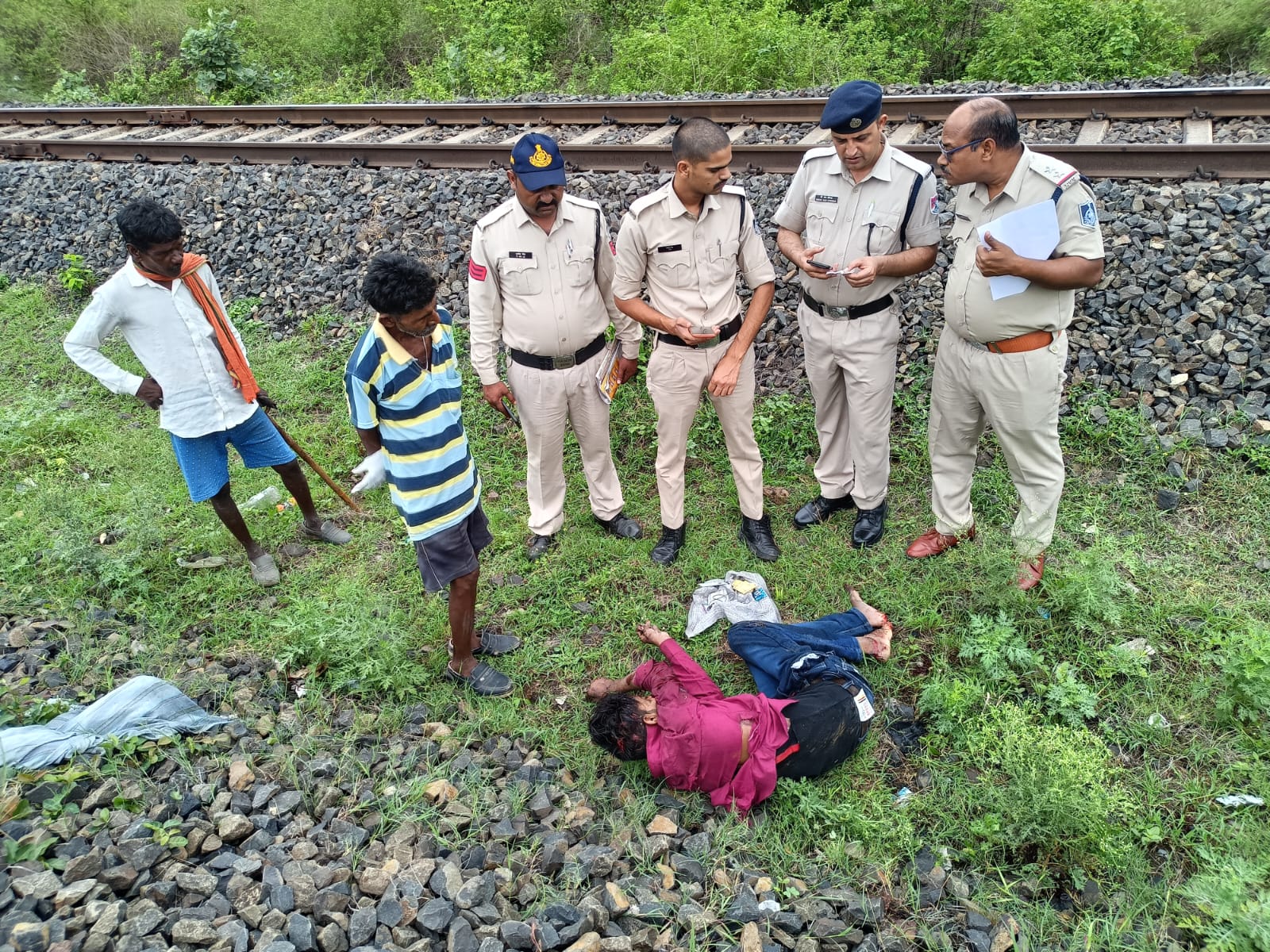 घटनास्थल में जांच करती पुलिस घटनास्थल में जांच करती पुलिस