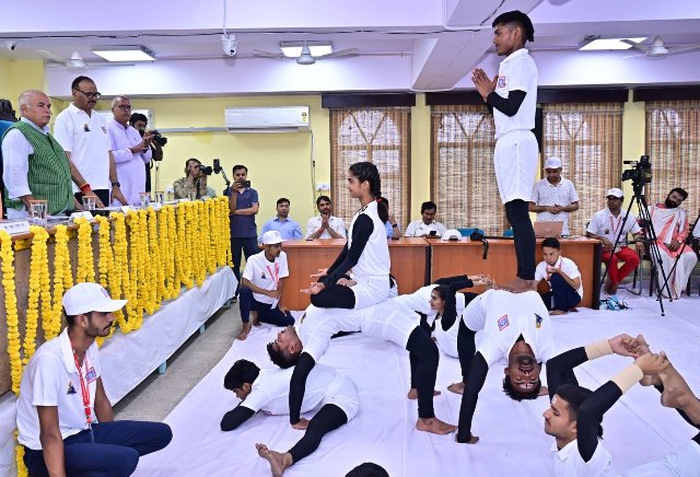केंद्रीय संस्कृत विश्वविद्यालय में योगाभ्यास कार्यक्रम में उपमुख्यमंत्री ब्रजेश पाठक (फोटो)