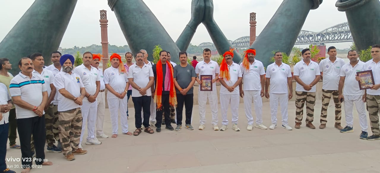 नमोघाट पर सपा एमएलसी सीआईएसएफ जवानों के साथ