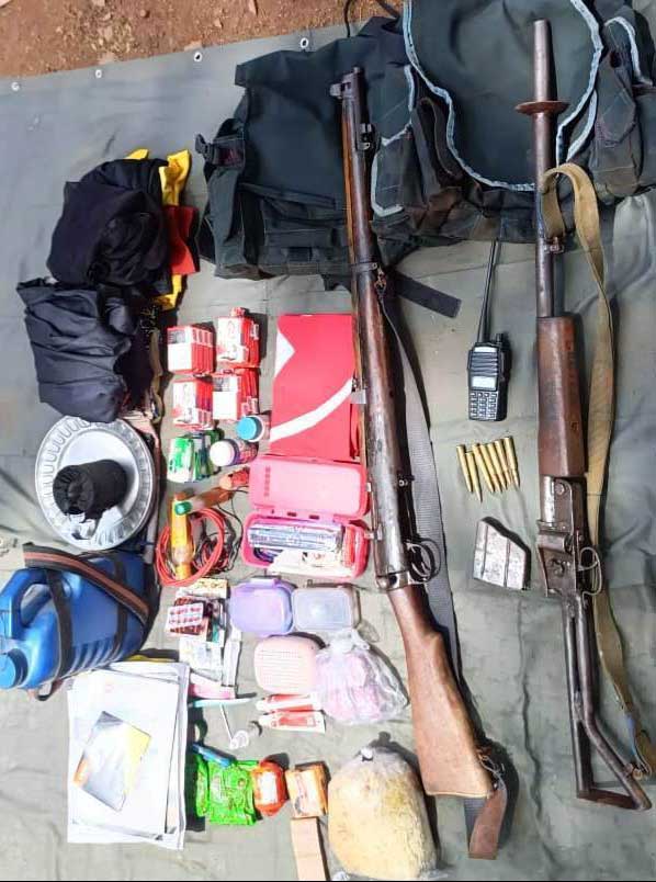 बरामद हथियार व अन्य नक्सल सामग्रियां बरामद हथियार व अन्य नक्सल सामग्रियां