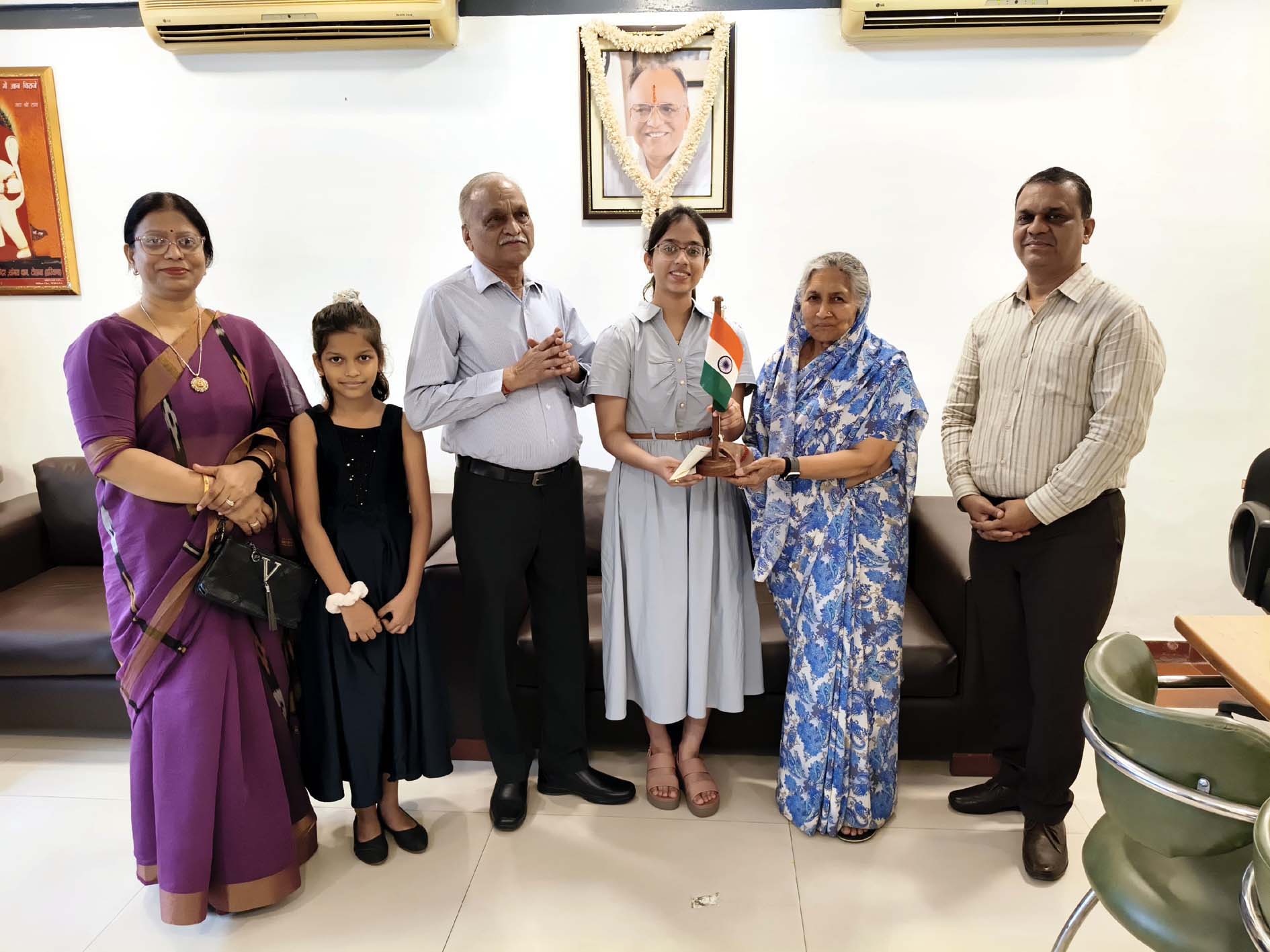 लैरिशा को सम्मानित करते विधायक सावित्री जिंदल, साथ हैं अन्य परिजन। लैरिशा को सम्मानित करते विधायक सावित्री जिंदल, साथ हैं अन्य परिजन।