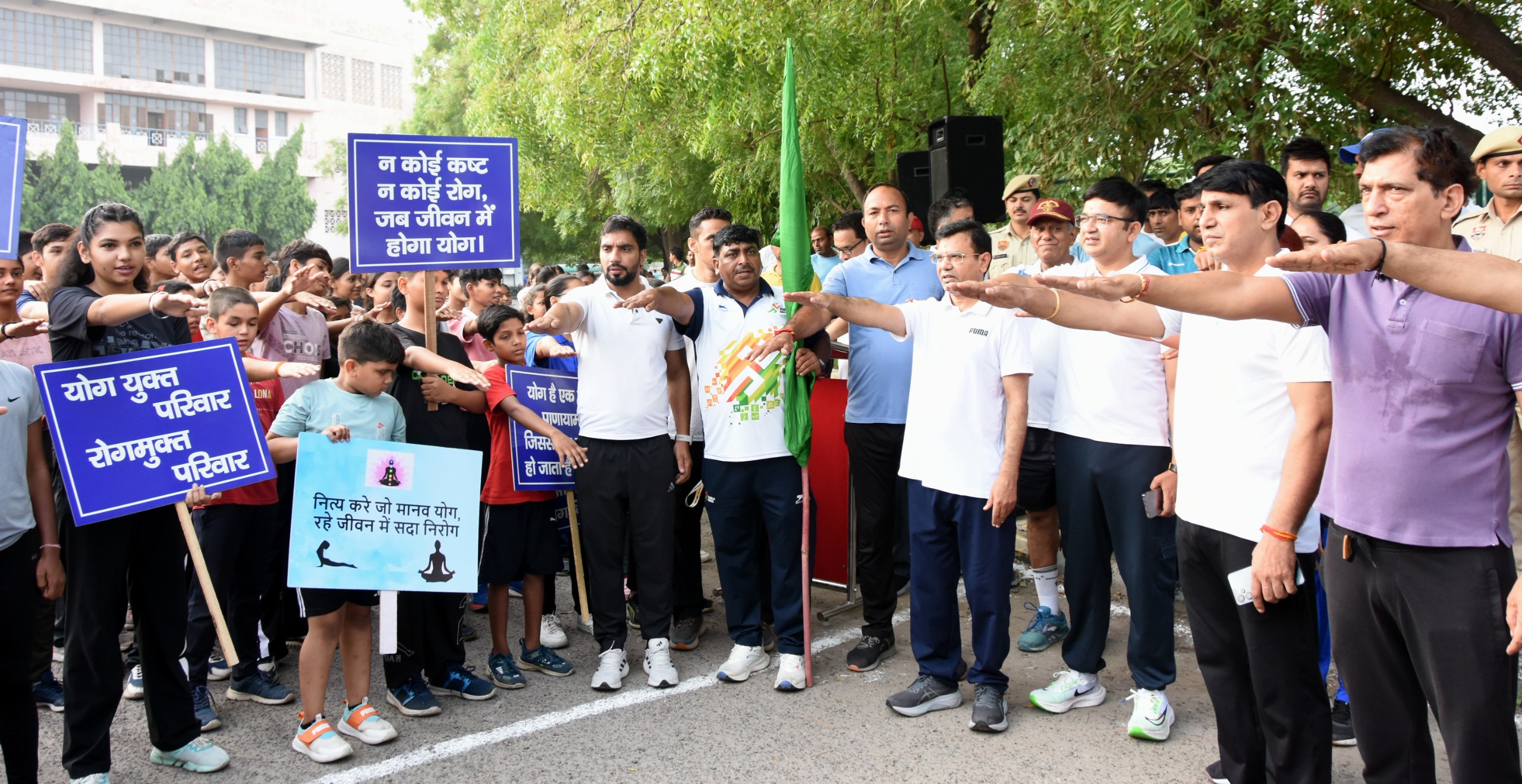 एडीसी सतबीर मान व एसडीएम अमित गुलिया योग मैराथन को हरी झंडी दिखाते हुए एडीसी सतबीर मान व एसडीएम अमित गुलिया योग मैराथन को हरी झंडी दिखाते हुए