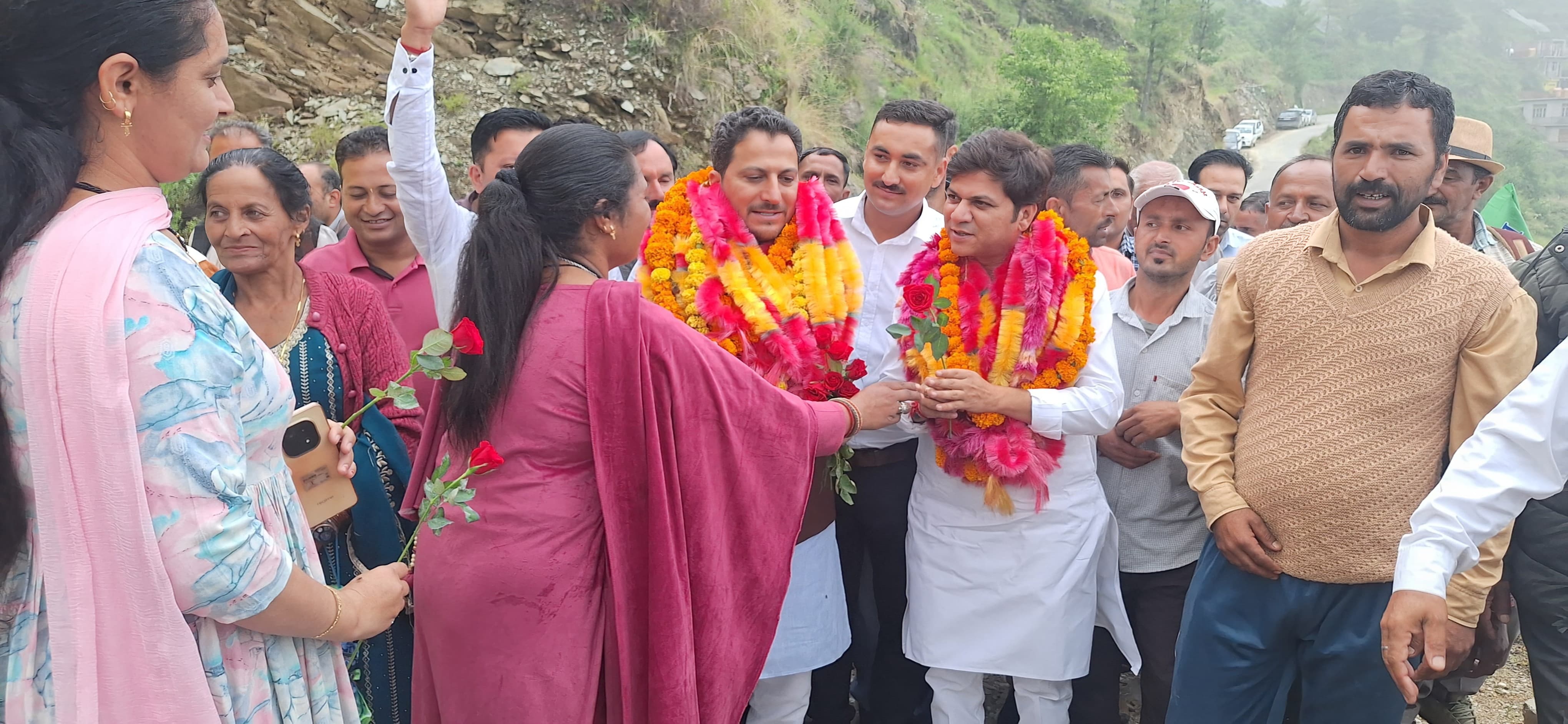 राकेश जमवाल और दीपराज का स्वागत करते हुए भाजपा कार्यकर्ता। राकेश जमवाल और दीपराज का स्वागत करते हुए भाजपा कार्यकर्ता।