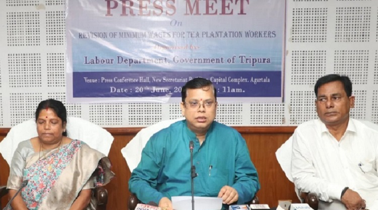 अगरतलाः संवाददाता सम्मेलन को संबोधित करते श्रम मंत्री टिंकू रॉय अगरतलाः संवाददाता सम्मेलन को संबोधित करते श्रम मंत्री टिंकू रॉय