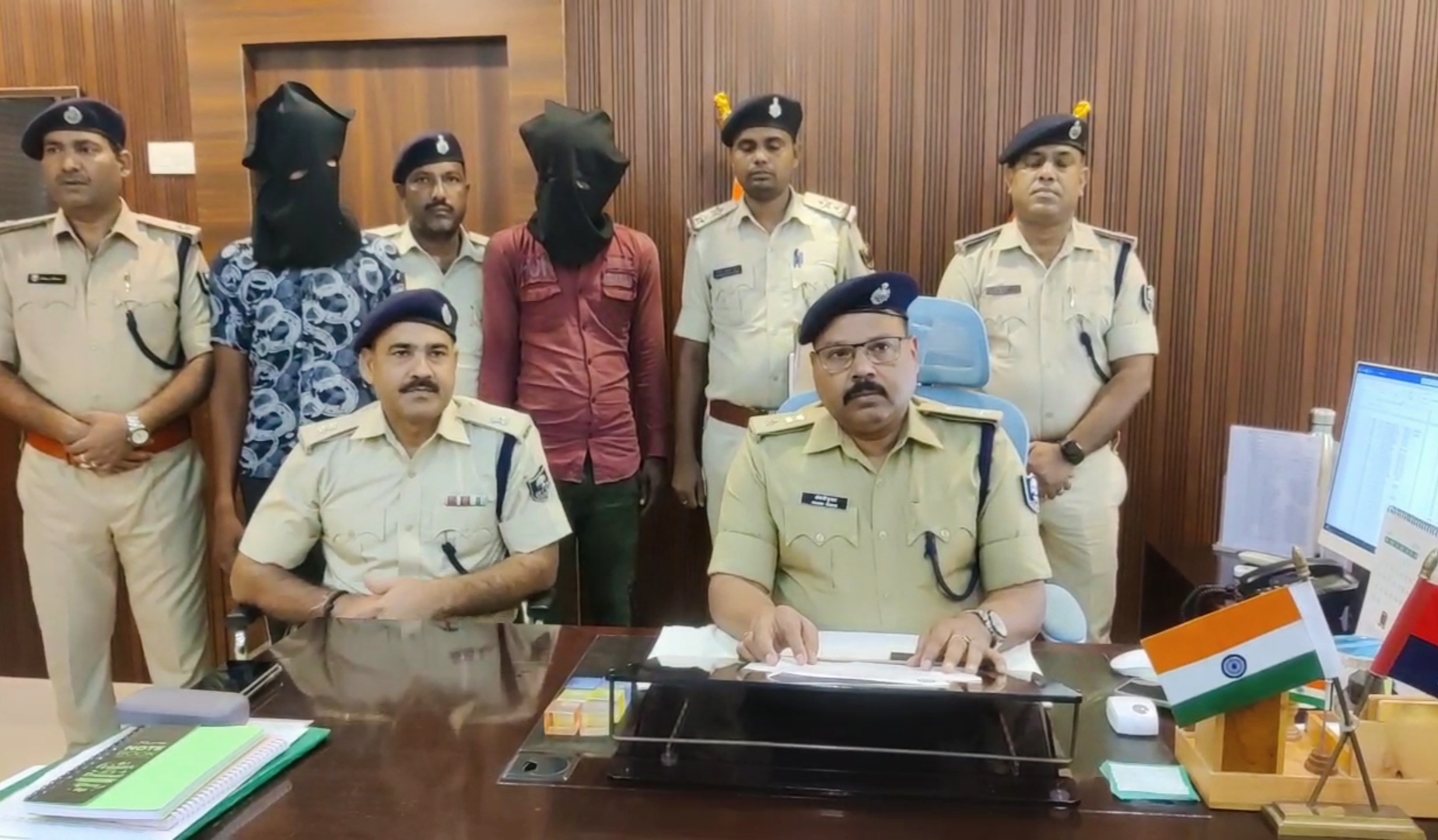 अररिया फोटो:एसपी प्रेस कांफ्रेंस में जानकारी देते अररिया फोटो:एसपी प्रेस कांफ्रेंस में जानकारी देते