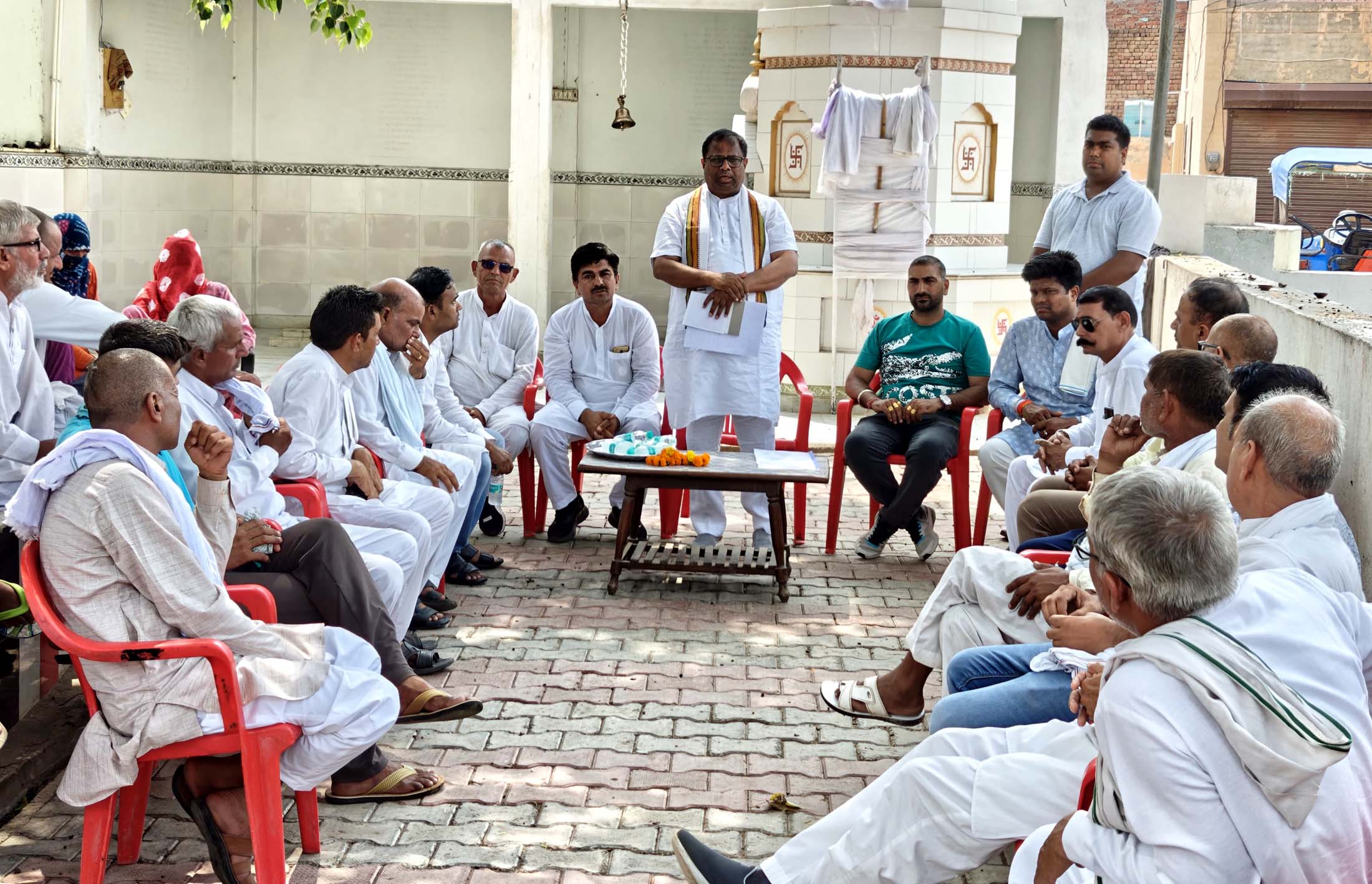 कार्यकर्ताओं को संबोधित करते हुए डा. राज सैनी। कार्यकर्ताओं को संबोधित करते हुए डा. राज सैनी।