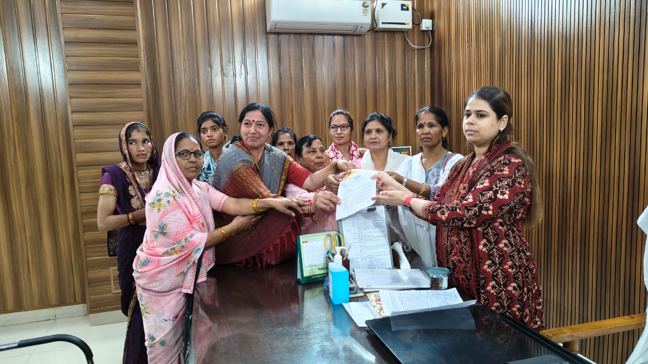 जिलाधिकारी को ज्ञापन देते हुए जिलाधिकारी को ज्ञापन देते हुए