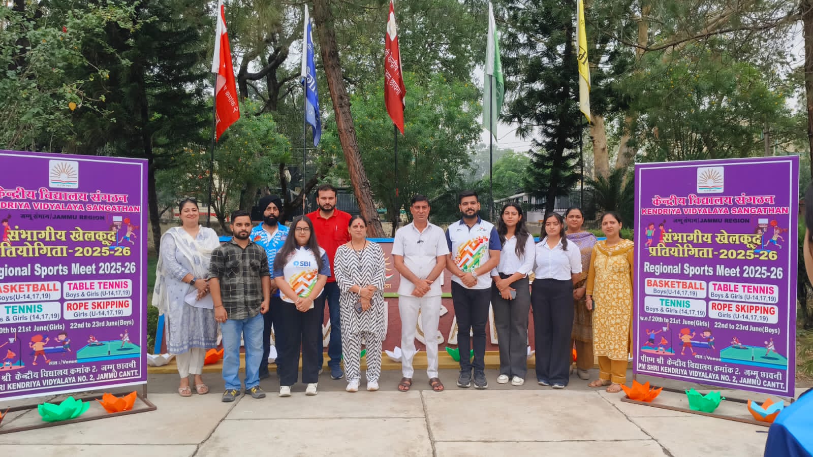 खेल प्रतियाेगिता के शुभारंभ पर माैजूद अतिथिगण्् खेल प्रतियाेगिता के शुभारंभ पर माैजूद अतिथिगण््