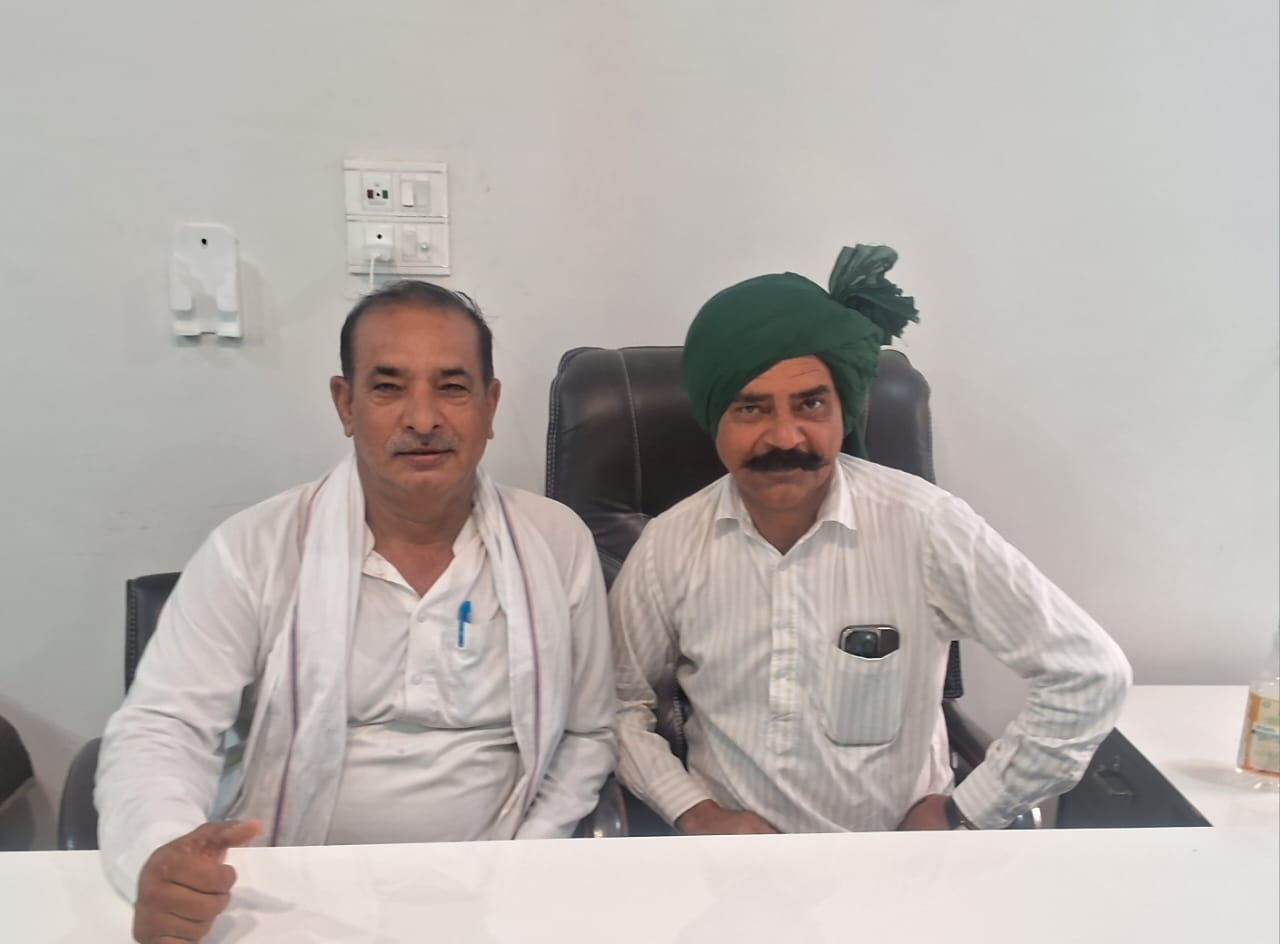 पत्रकारों से सुभाष गुर्जर बातचीत करते पत्रकारों से सुभाष गुर्जर बातचीत करते