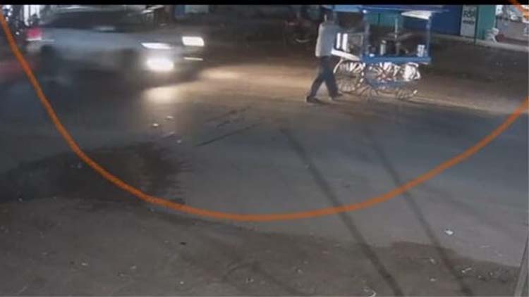 ठेला मालिक काे कार ने कुचला ठेला मालिक काे कार ने कुचला