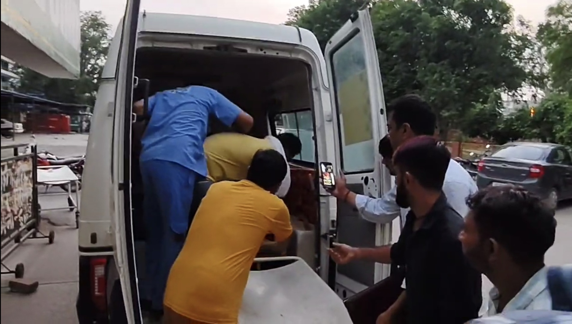 घायल को इलाज के लिए ले जाते स्वस्थ करने घायल को इलाज के लिए ले जाते स्वस्थ करने