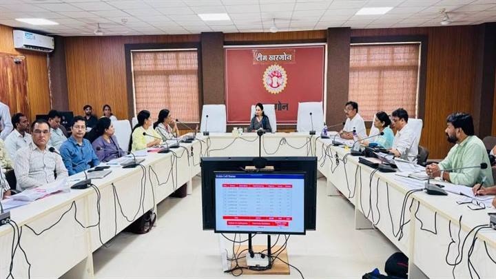 समीक्षा बैठक समीक्षा बैठक