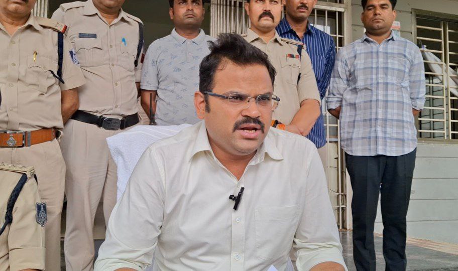 दमोह-150 से अधिक गिरफतार बसों में भरकर आरोपी न्यायालय ले गयी पुलिस दमोह-150 से अधिक गिरफतार बसों में भरकर आरोपी न्यायालय ले गयी पुलिस