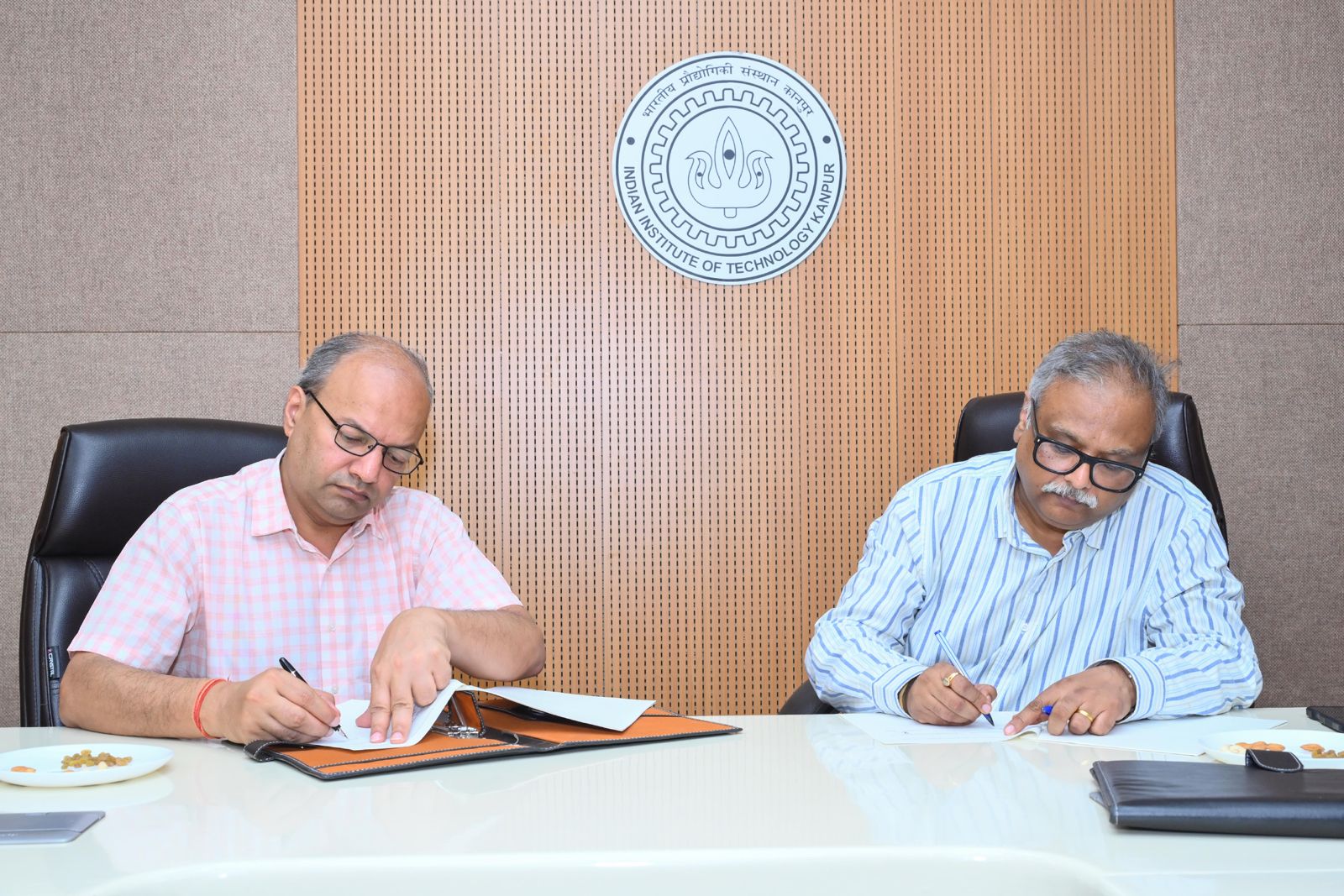 एमओयू पर हस्ताक्षर करते आईआईटी कानपुर निदेशक प्रो. मणीन्द्र अग्रवाल और आईआईटी ऊना निदेशक प्रो. मनीष गौर एमओयू पर हस्ताक्षर करते आईआईटी कानपुर निदेशक प्रो. मणीन्द्र अग्रवाल और आईआईटी ऊना निदेशक प्रो. मनीष गौर
