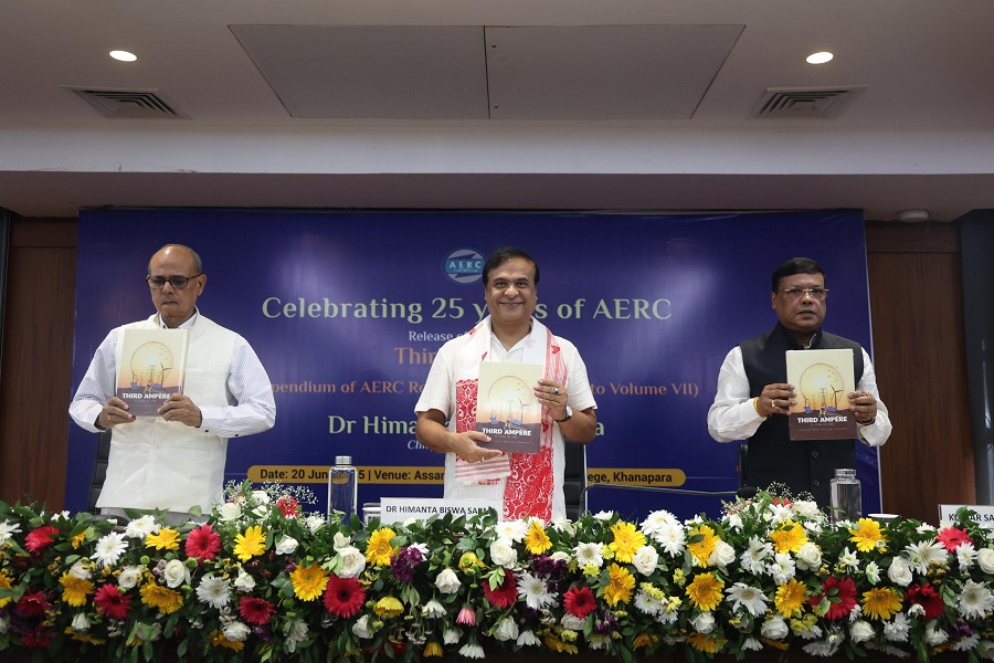 ‘थर्ड एम्पियर’ पुस्तक का विमोचन करते हुए मुख्यमंत्री डॉ हिमंत बिस्व सरमा। ‘थर्ड एम्पियर’ पुस्तक का विमोचन करते हुए मुख्यमंत्री डॉ हिमंत बिस्व सरमा।