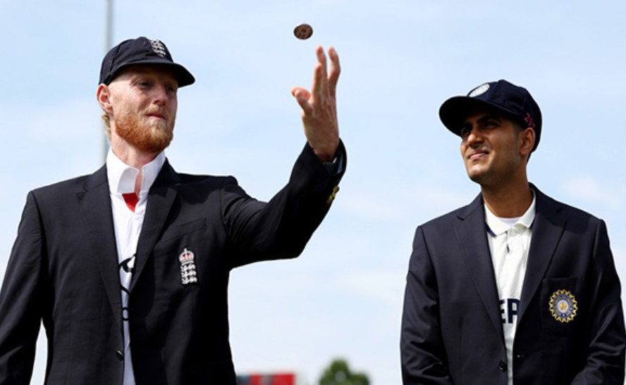 टॉस करते बेन स्टोक्स और शुभमन गिल टॉस करते बेन स्टोक्स और शुभमन गिल