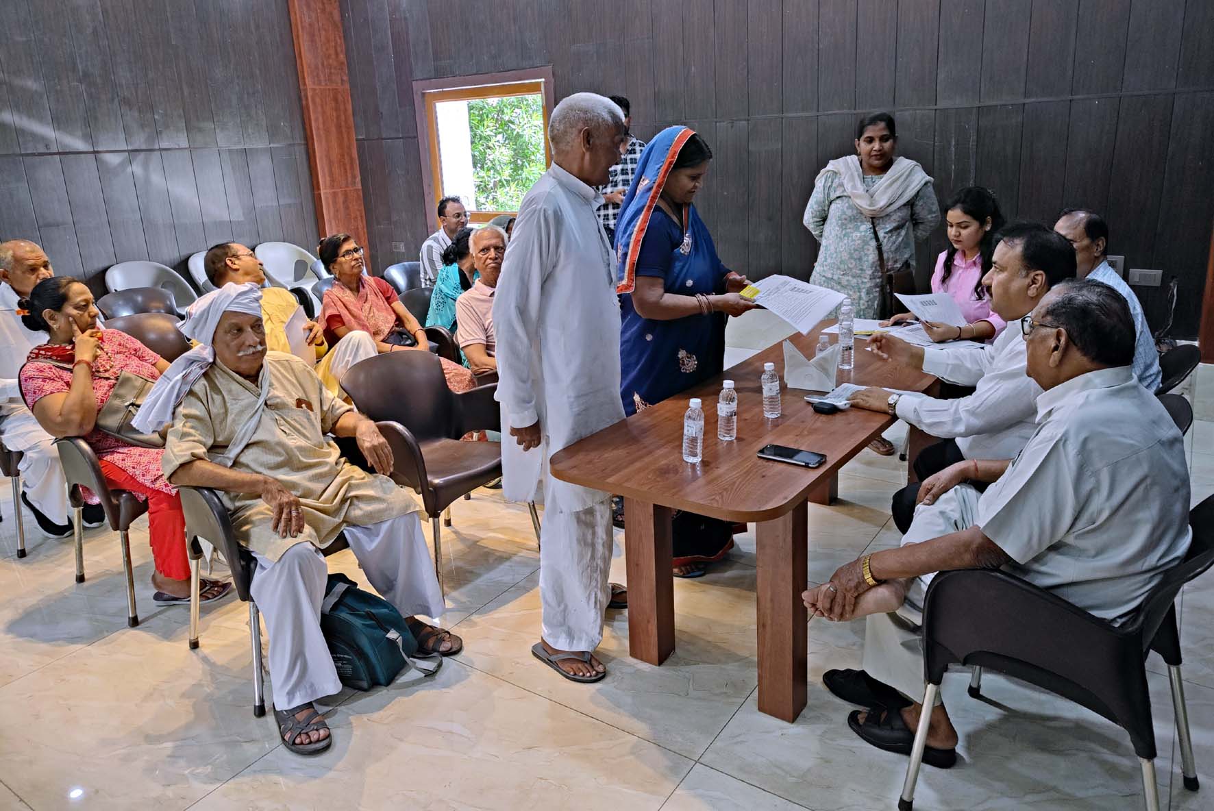 अयोध्या जाने वाले बुजुर्गों को हवाई टिकटें प्रदान करते अग्रसेन भवन ट्रस्ट के प्रधान अंजनी कुमार खारियावाला। अयोध्या जाने वाले बुजुर्गों को हवाई टिकटें प्रदान करते अग्रसेन भवन ट्रस्ट के प्रधान अंजनी कुमार खारियावाला।