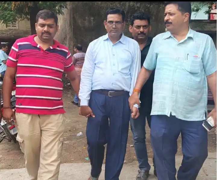 एंटी करप्शन टीम के गिरफ्त में आरोपित अधिकारी एंटी करप्शन टीम के गिरफ्त में आरोपित अधिकारी