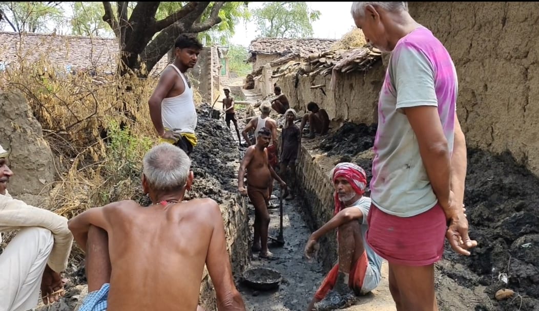ग्रामीणों ने नाले में उतरकर की सफाई ग्रामीणों ने नाले में उतरकर की सफाई