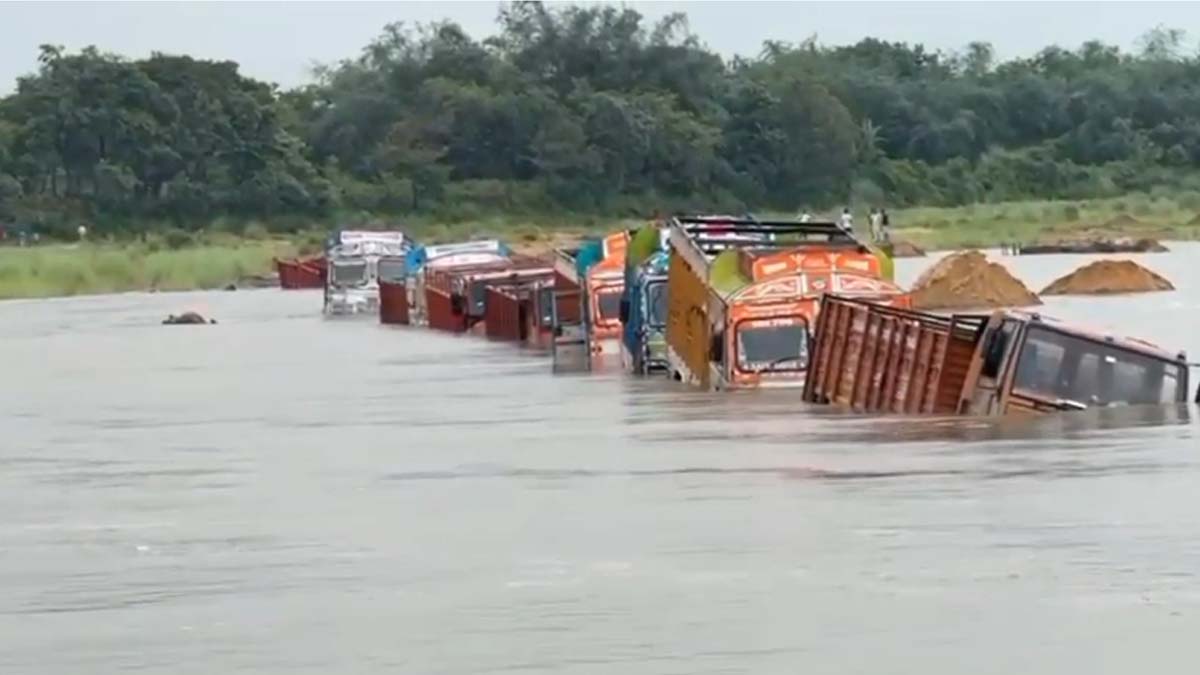 डीवीसी ने छोड़ा पानी, दामोदर नदी में डूबी कई ट्रकें डीवीसी ने छोड़ा पानी, दामोदर नदी में डूबी कई ट्रकें