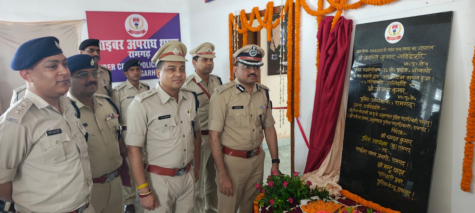 उद्घाटन करते अधिकारी उद्घाटन करते अधिकारी