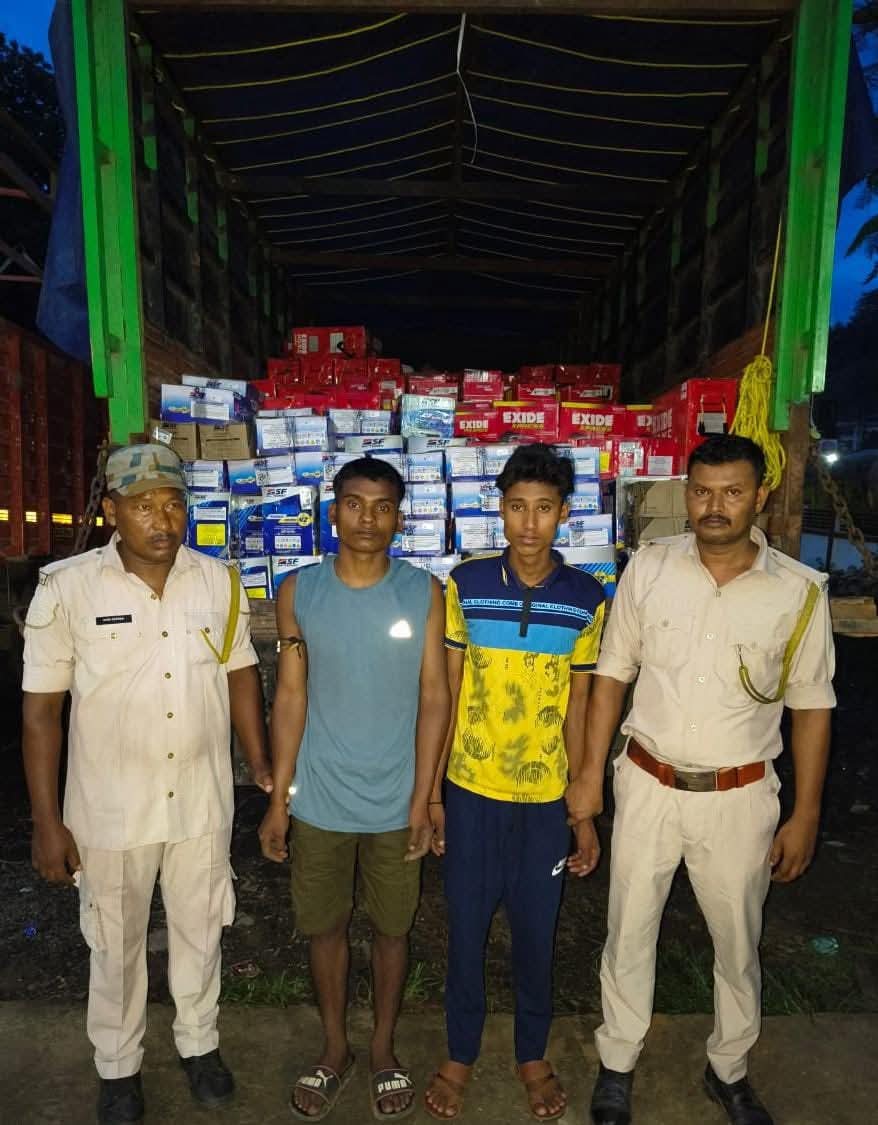 भारी मात्रा में अंग्रेजी शराब समेत दो गिरफ्तार भारी मात्रा में अंग्रेजी शराब समेत दो गिरफ्तार
