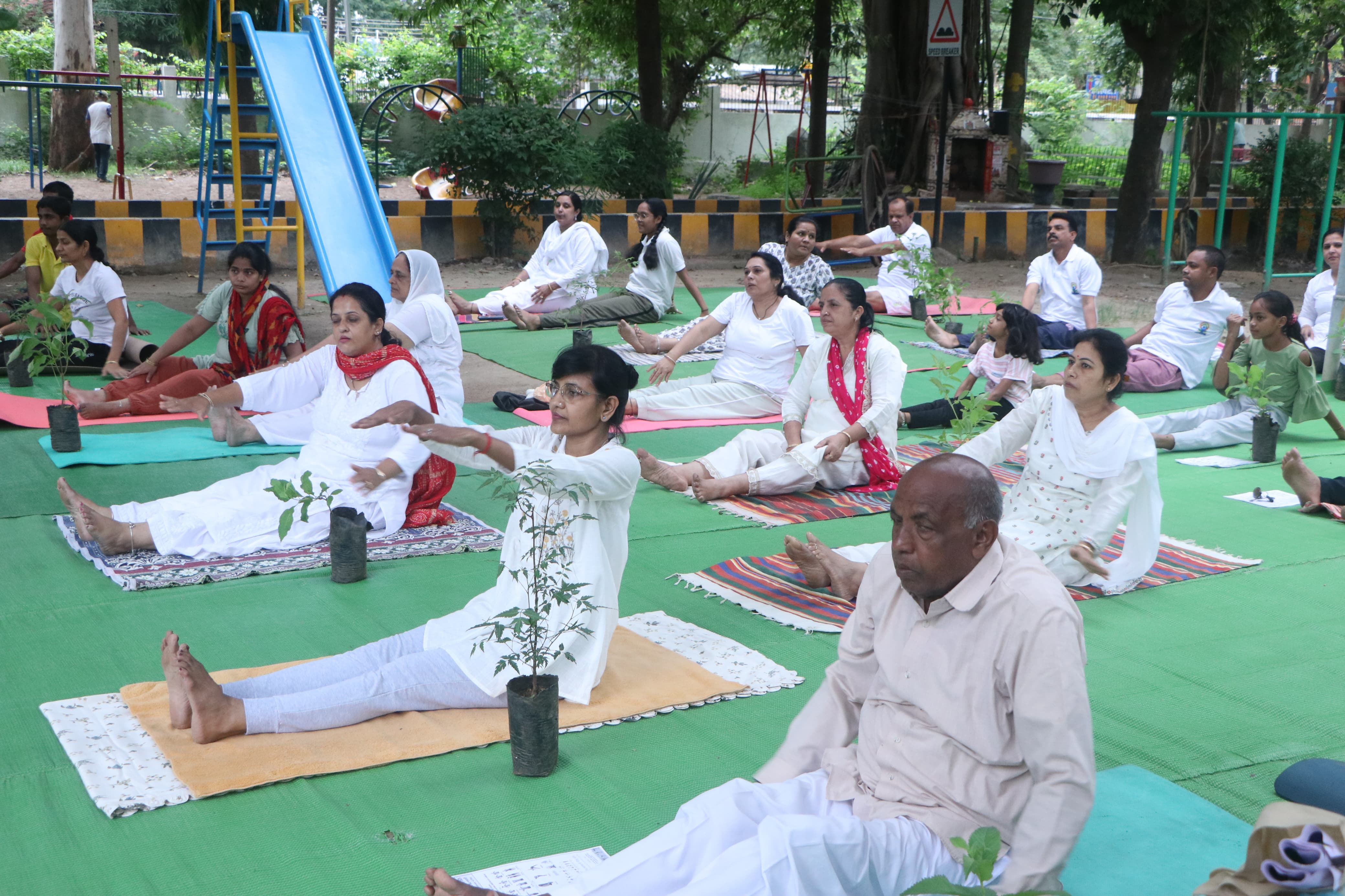 नेहरू गार्डन में योग करते हुए लोग। नेहरू गार्डन में योग करते हुए लोग।
