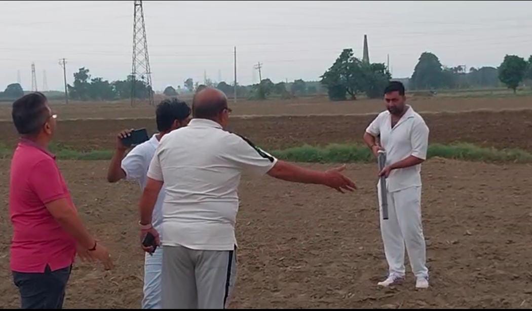 पूर्व जिला अध्यक्ष राजकुमार त्यागी हथियार सहित मौके पर पूर्व जिला अध्यक्ष राजकुमार त्यागी हथियार सहित मौके पर