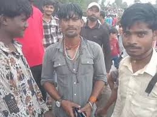 रस्सी के सहारे युवकों को बचाया